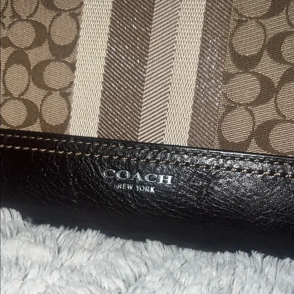 Coach Signature Tan/Brown Zip Wallet. - Picture 3 of 8